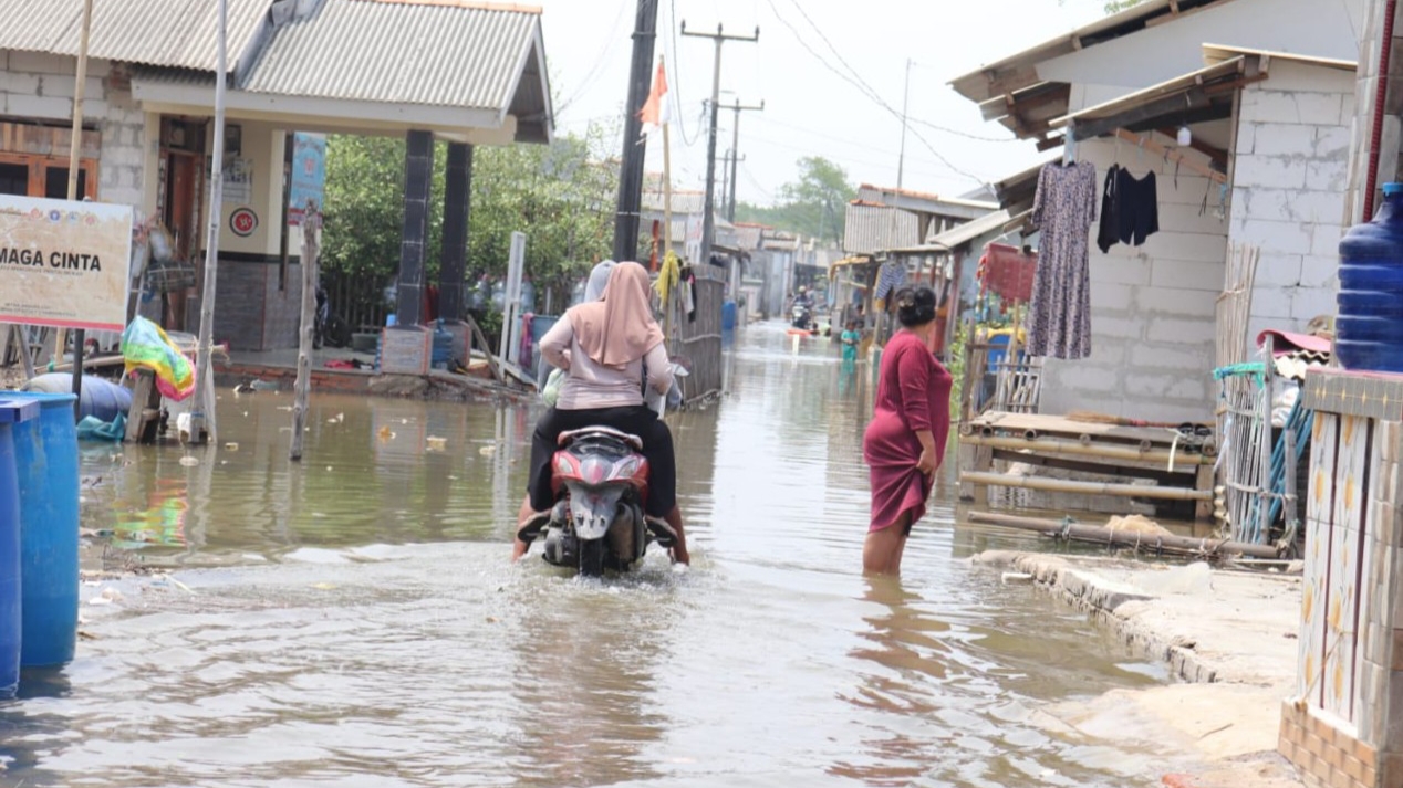 Lebih dari Seribu Rumah Warga Desa Hurip Kabupaten Bekasi Terendam Banjir Rob