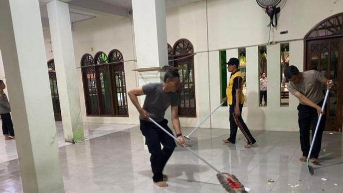 Polri untuk Masyarakat, Polisi Bersih-bersih Pulihkan Fasilitas Pasca-Ledakan di SMA 72 Jakarta