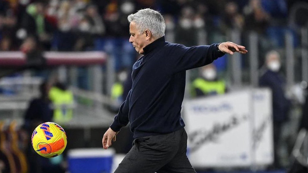 Mengharukan, Ini Momen Jose Mourinho Menangis Usai Bawa Roma ke Final Conference League