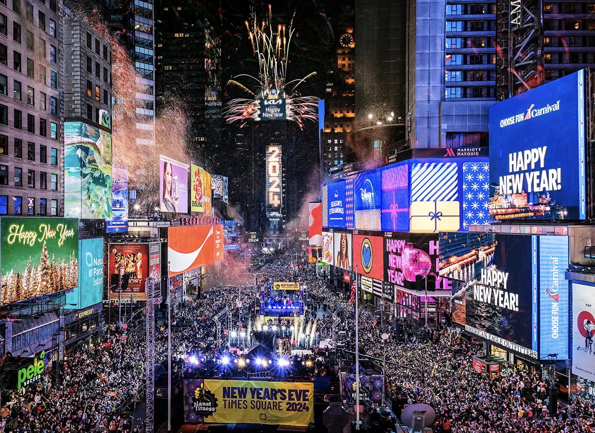 Times Square New York Bersolek Jelang Perayaan Tahun Baru 2025, Warga Dilarang Bawa Payung