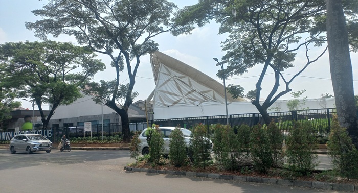 Kondisi Terkini Atap Lapangan Padel di Meruya Ambruk dan Cerita Desta Santai Keluar dari Lokasi