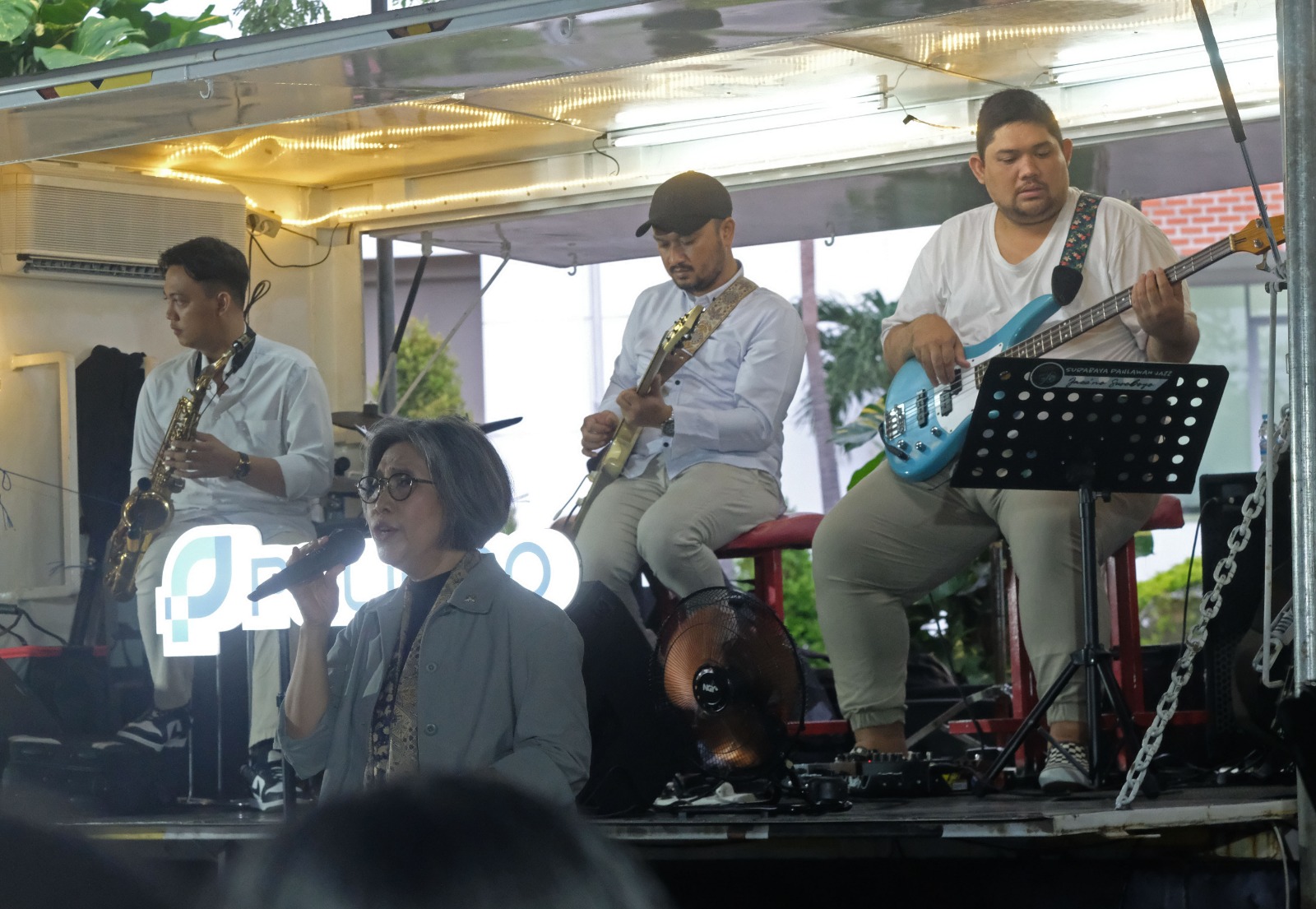 Ngejazz Bareng Mahasiswa UWM, Indah Kurnia Nyanyikan Close to You