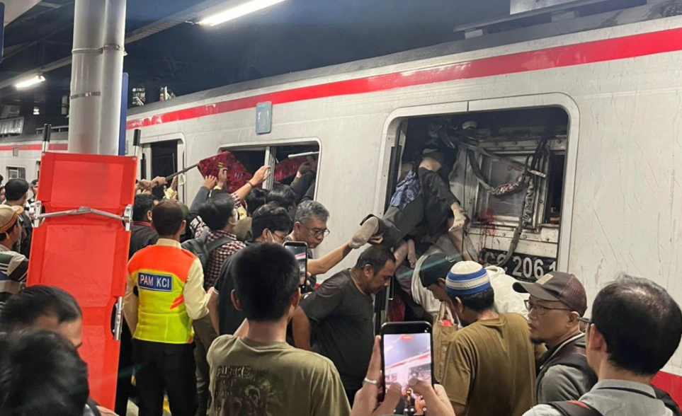 Daftar Rumah Sakit Korban Kecelakaan KRL dan Argo Bromo Anggrek di Stasiun Bekasi Dievakuasi