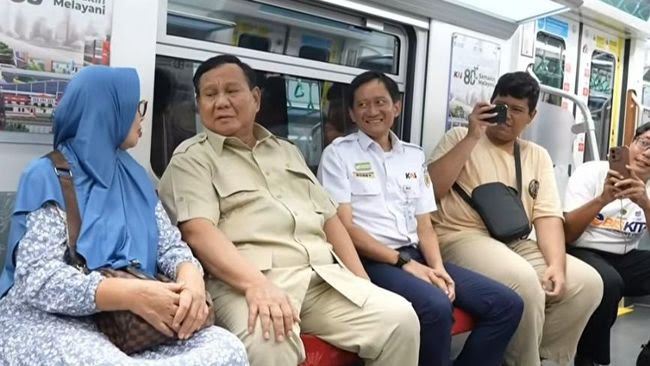 Momen Prabowo Naik KRL dari Stasiun Manggarai, Sapa Penumpang Sebelum Resmikan Stasiun Tanah Abang Baru