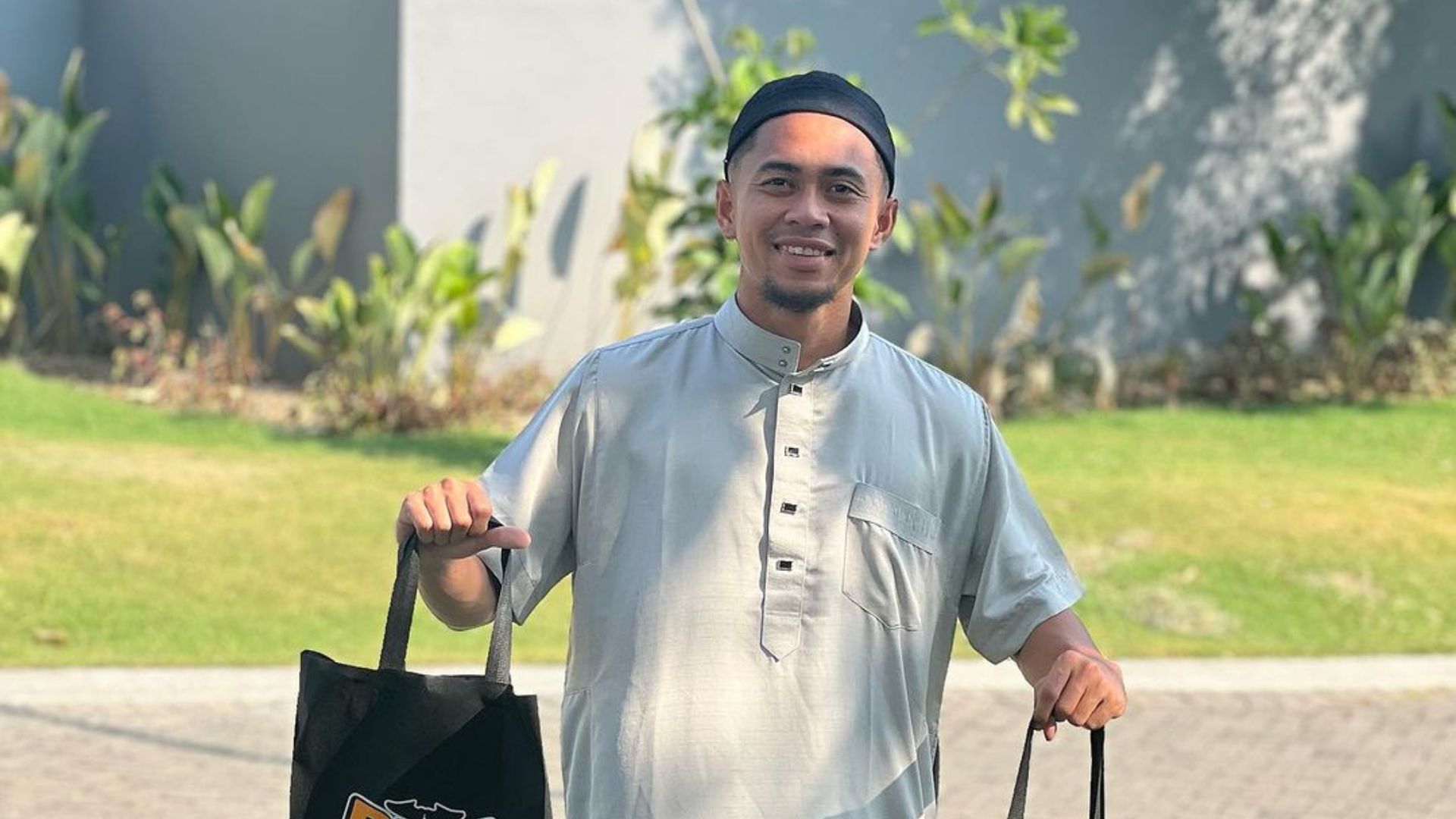 Reva Adi Isi Libur Latihan Persebaya dengan Mengikuti Kajian di Masjid Assalam dan Bermain Tenis