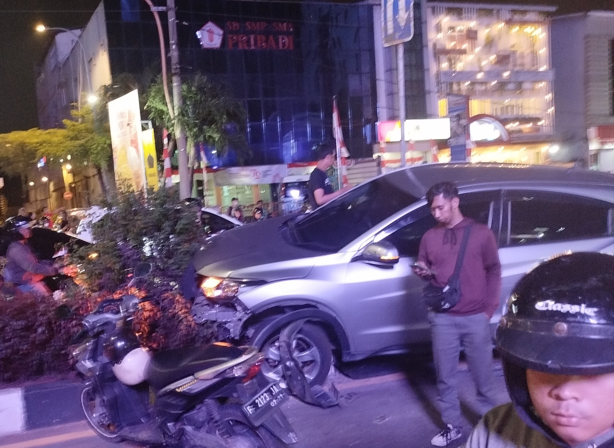 2 Mobil dan Motor Kecelakaan di Putar Balik Pesona Khayangan Margonda, Korban Terkapar