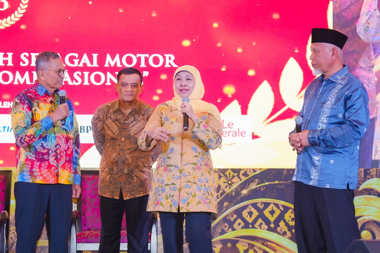 Khofifah Borong Dua Penghargaan Disway Top Regional Leader Awards 2026