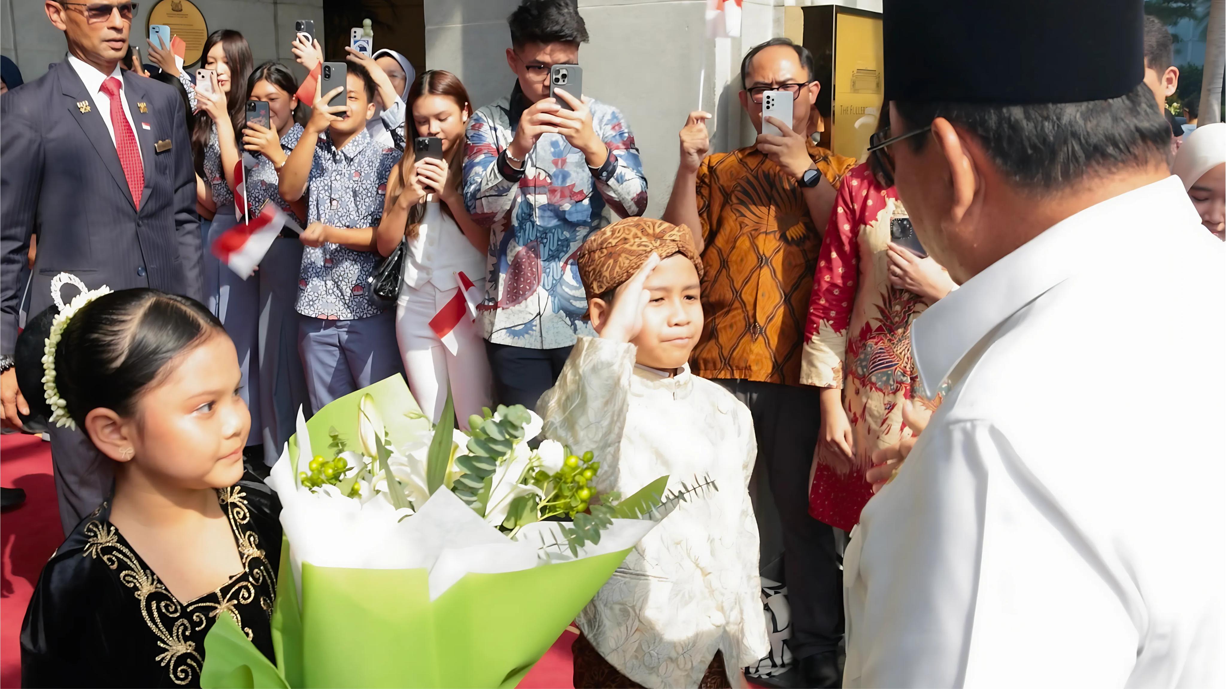 Prabowo Hadiri National Day di Singapore, WNI Kibarkan Merah Putih