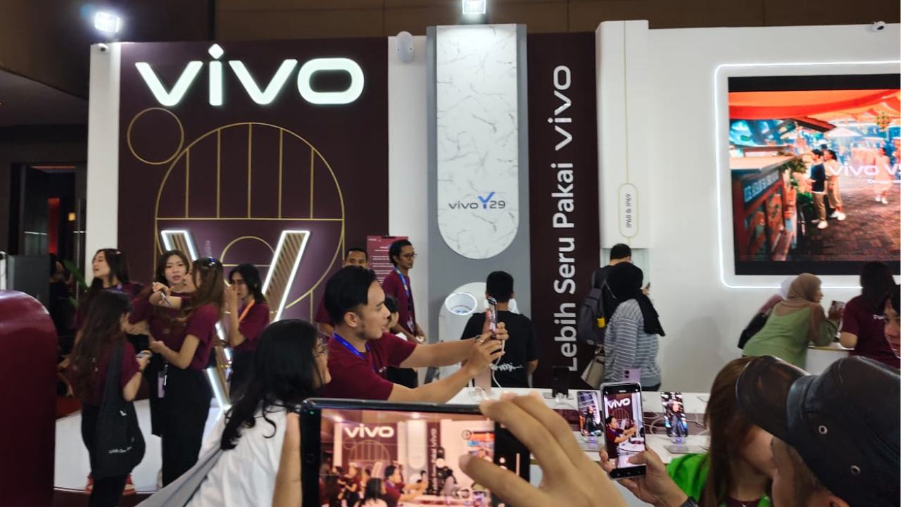 Momen Eksplorasi Booth Vivo di Jakarta Fair 2025 dengan Vivo V50 5G, Intip Keseruannya!