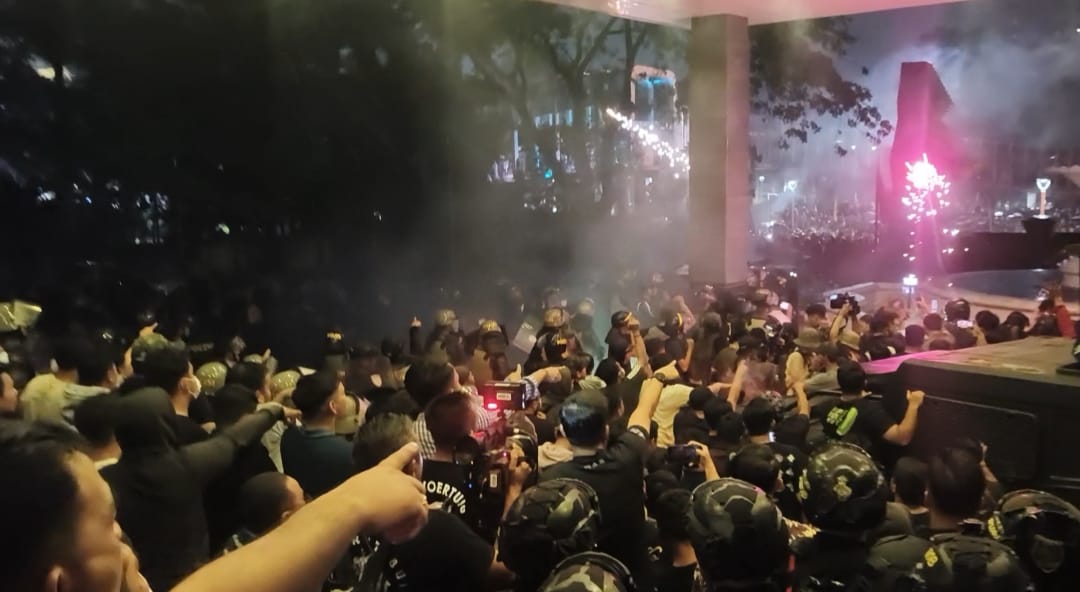 Polda Metro Jaya Memanas Digeruduk Massa Aksi, Beberapa Fasilitas Rusak