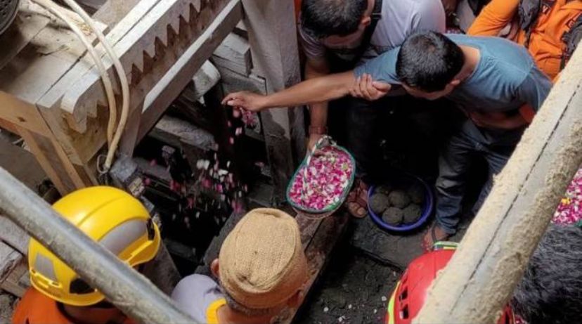 SAR Hentikan Pencarian 8 Korban Tambang Emas, Tabur Bunga di Lubang Bencana