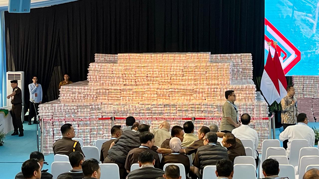 Kejagung Pamer Tumpukan Uang Rp10,2 Triliun, Bakal Diserahkan ke Negara di Hadapan Prabowo