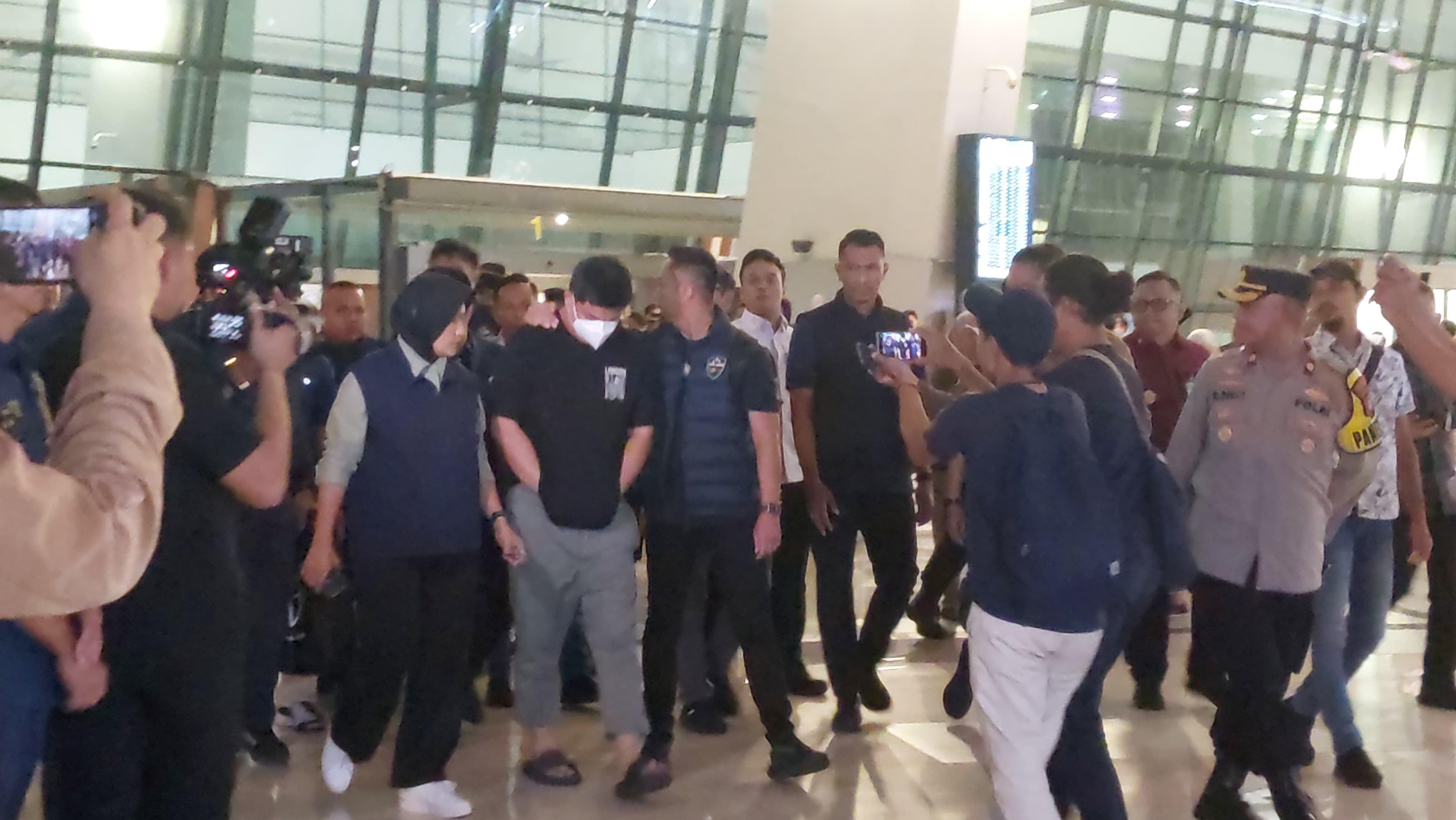 Ditangkap di Filipina, DPO Kasus Judi Online W88 Tiba di Bandara Soetta