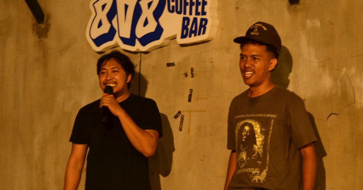 Balut Tragedi dalam Komedi, Open Mic Stand Up Comedy Indo Surabaya Diwarnai Roasting Diri Sendiri
