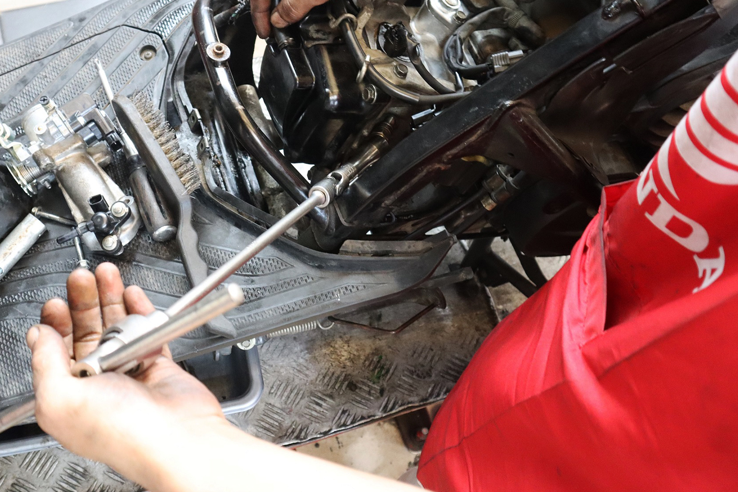 Gas Motor Mentok, Performa Tetap Lemot? Busi Bisa Jadi Biang Keroknya