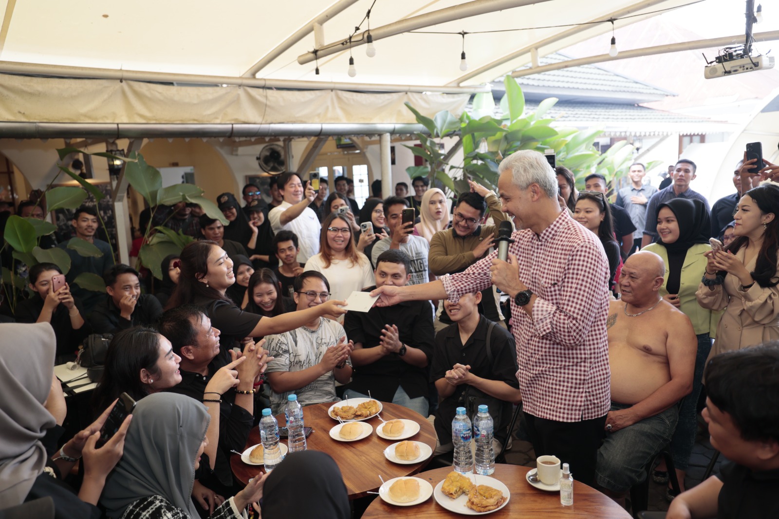 Gadis Pontianak Titip Surat Cinta untuk Putra Ganjar