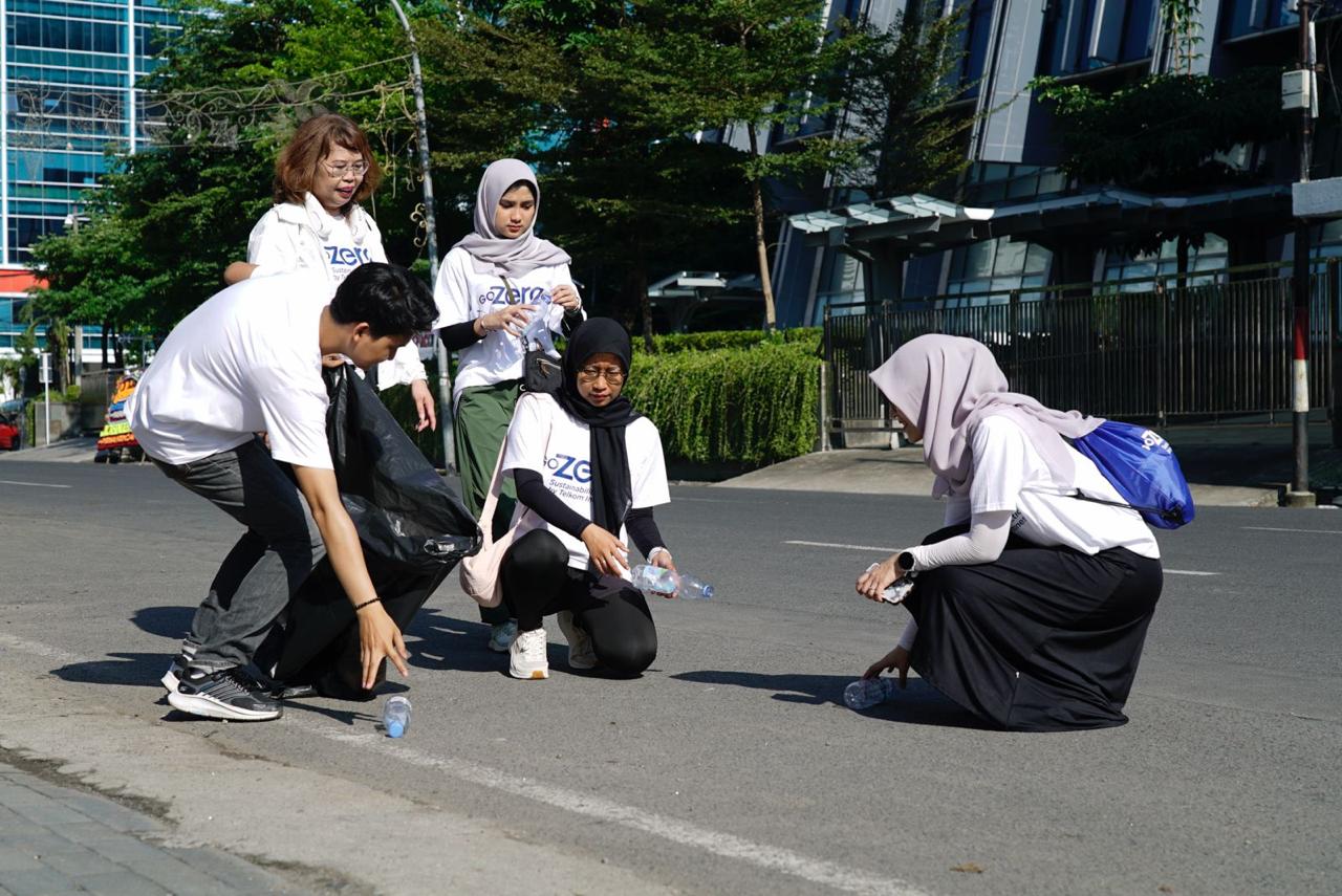 Telkom Gelar Aksi Jalan Santai Sambil Pilah Sampah Plastik dalam Rangkaian GoZero% Goes to Medan