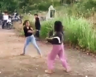 Ngeri! Bak Gladiator, Dua ABG Perempuan Duel dengan Celurit Sambil Ditonton Banyak Orang hingga Videonya Viral di Media Sosial