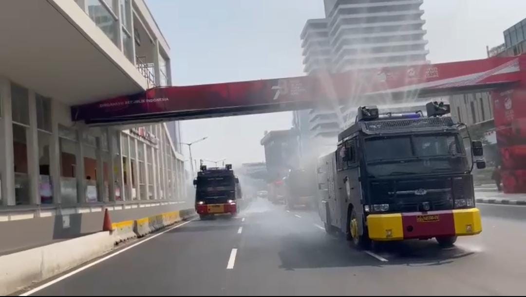 Kurangi Dampak Polusi, Polda Metro Jaya Kerahkan Water Cannon Siram Jalan Sudirman 