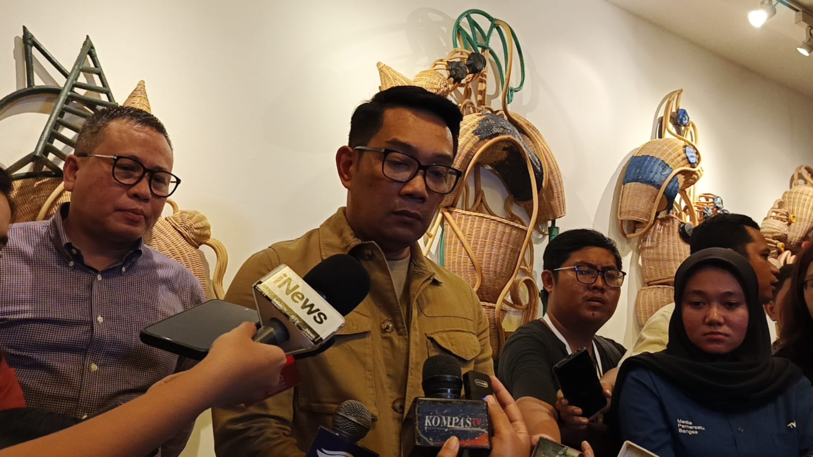 Janji Kenaikan Gaji Guru Honorer: Ridwan Kamil Tanggapi Komitmen Pramono Anung