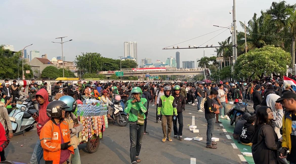 Ratusan Ojol Geruduk Gedung DPR, Desak Usut Kematian Affan Kurniawan