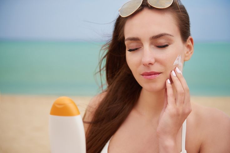 Reapply Sunscreen: Perlukah Cuci Muka Dulu? Temukan Jawabannya di Sini!