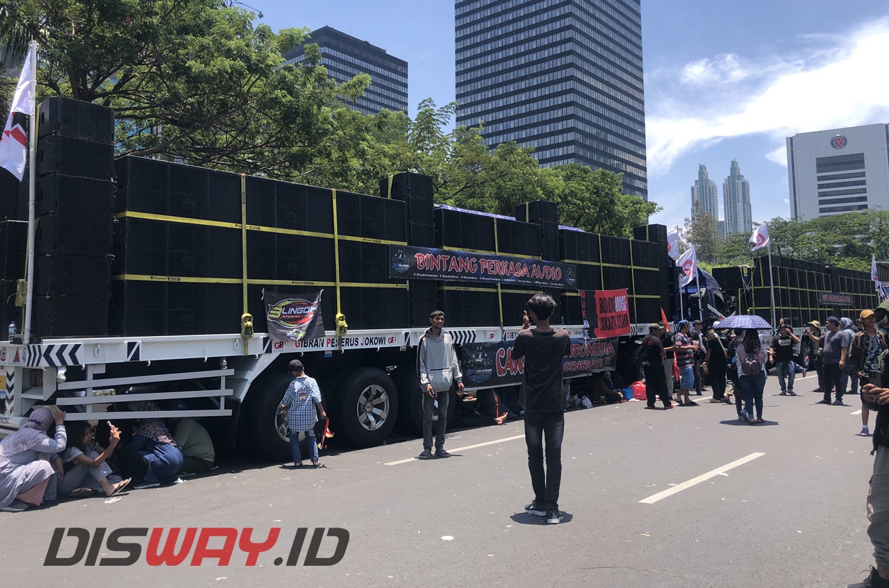 Langsung Datang dari Jawa Timur, Jejeran Sound Horeg Menghiasi Jalan Sudirman di Pesta Rakyat Prabowo-Gibran