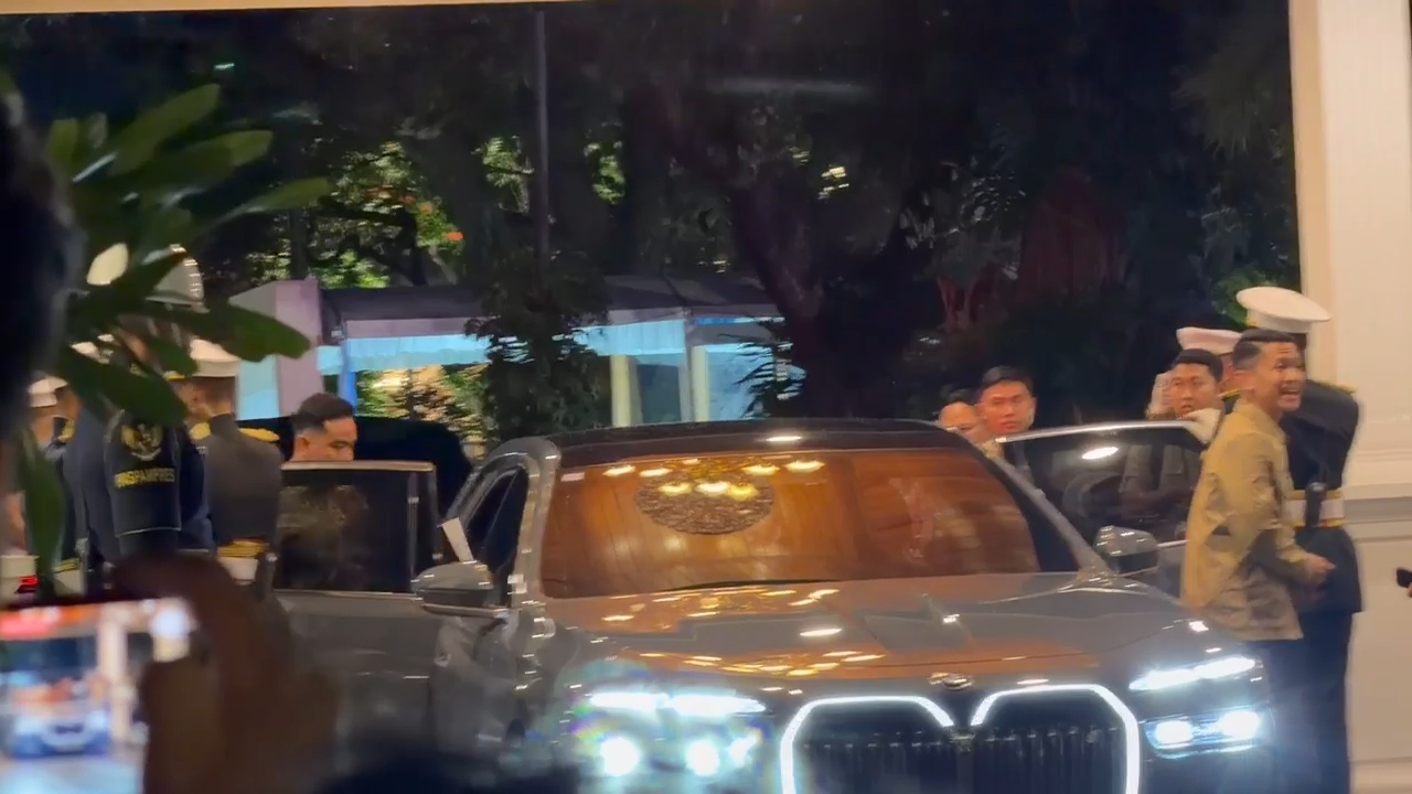 Like Father Like Son, Momen Jokowi dan Gibran Semobil di BMW i7 Pulang dari Istana