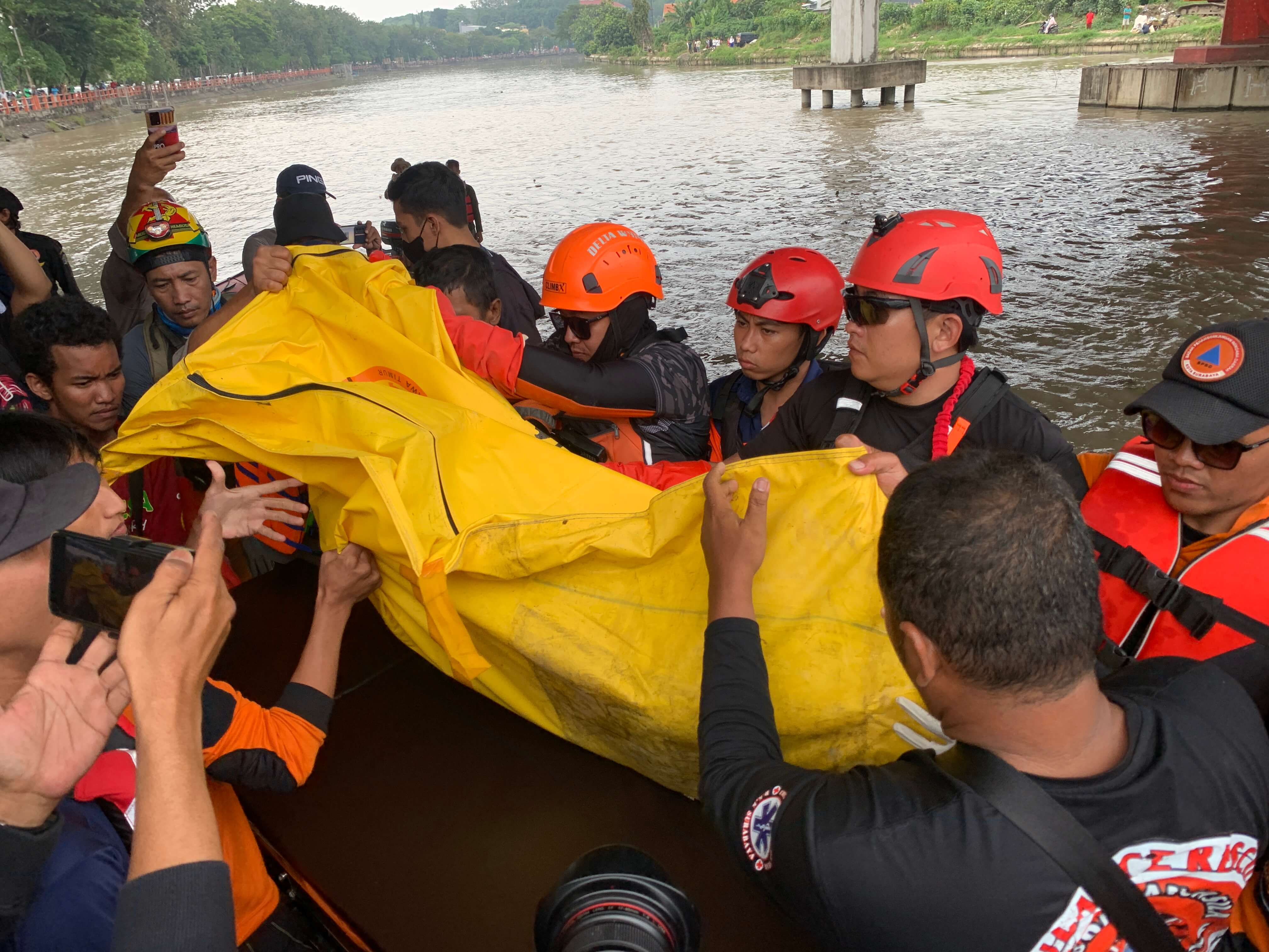 Korban Tenggelam Perahu Nambangan Surabaya Ditemukan di Bawah Jembatan Tol Gunung Sari