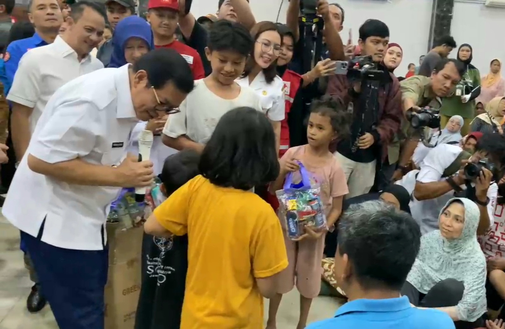 Perlengkapan Sekolah Anaknya Hanyut Diterjang Banjir, Pengungsi di GOR Otista Minta Bantuan ke Pramono