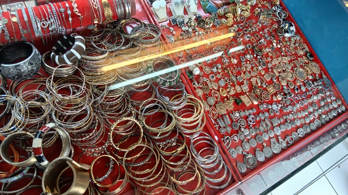 Harga Emas Antam Merosot Rp 30.000 per Gram, Dibayangi Ketegangan Geopolitik