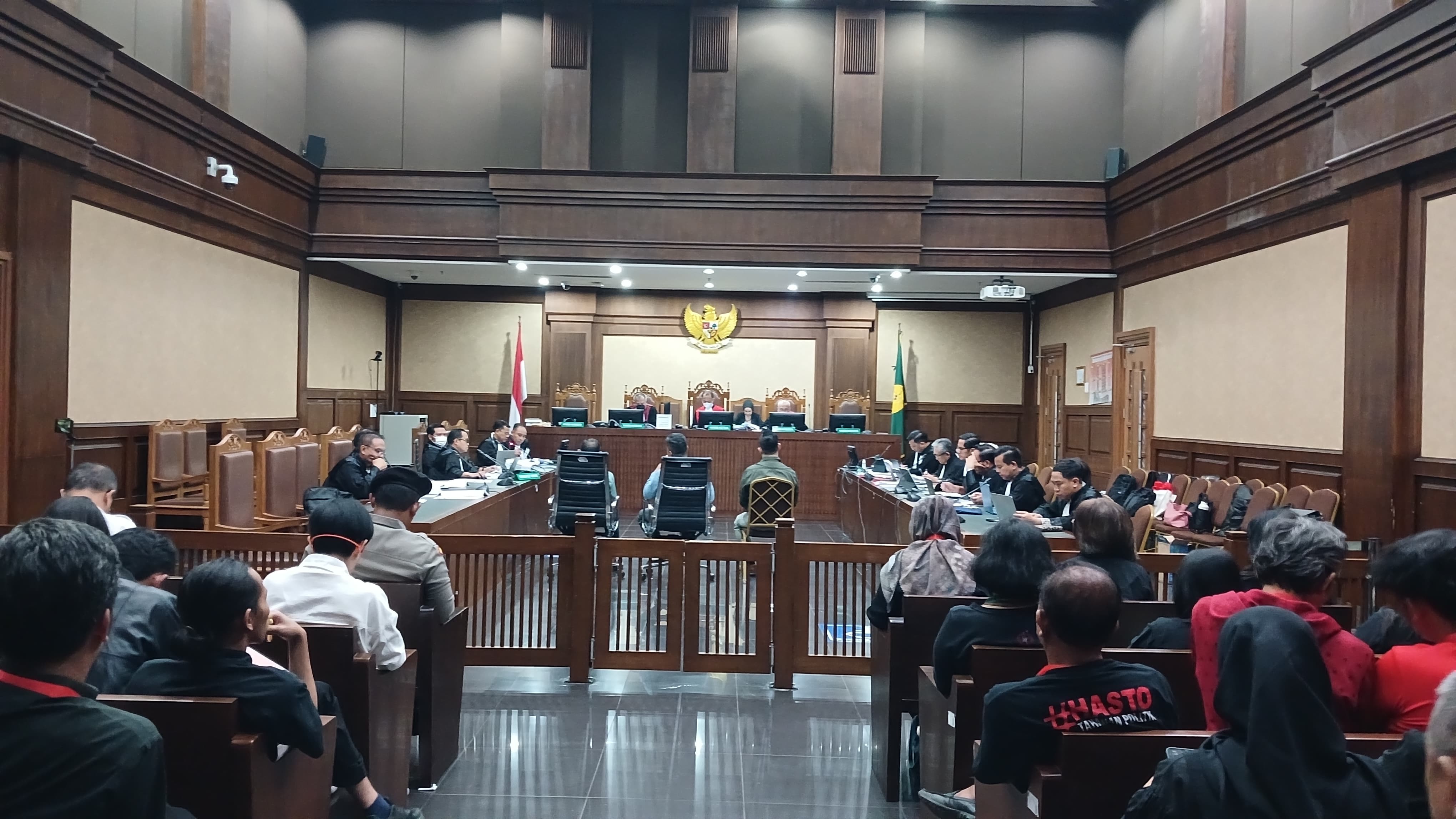 Jadi Saksi di Sidang Hasto, Supir Pribadi Saeful Bahri Ngaku Pernah Serahkan Uang ke Agustinani Tio
