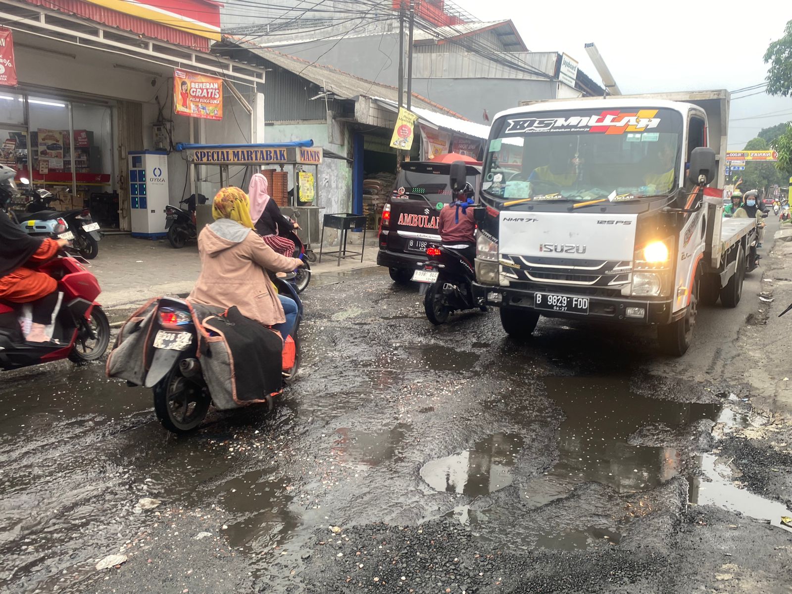 Warga Sindir Pemerintah Mancing Lele di Jalan Berlubang, Ini Respons Pemkot Bekasi