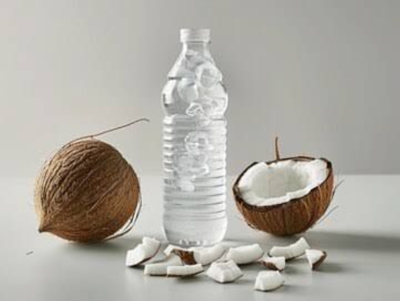 Air Kelapa vs Minuman Isotonik, Mana Lebih Pas Gantikan Cairan Tubuh?