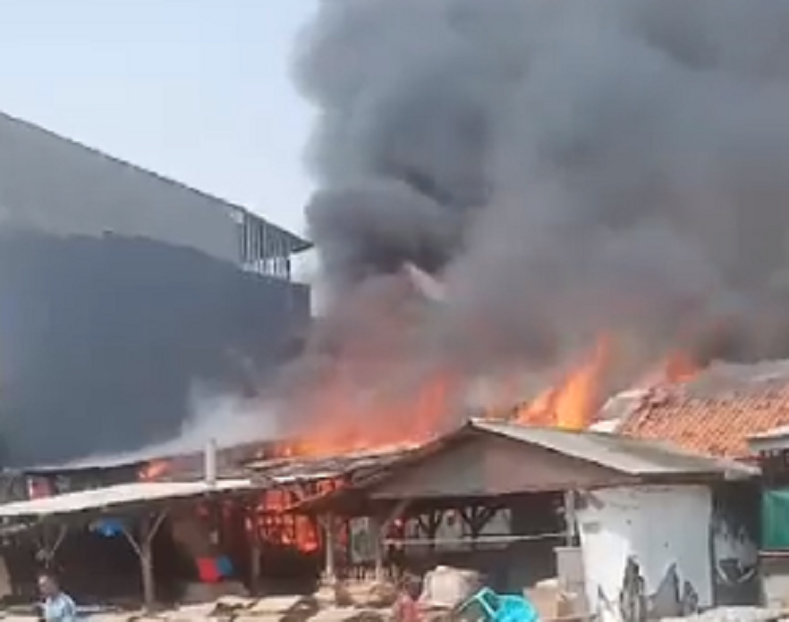 Kebakaran Hebat Terjadi di Kecamatan Penjaringan, 20 Unit Pemadam Kebakaran Bantu Jinakan Si Jago Merah