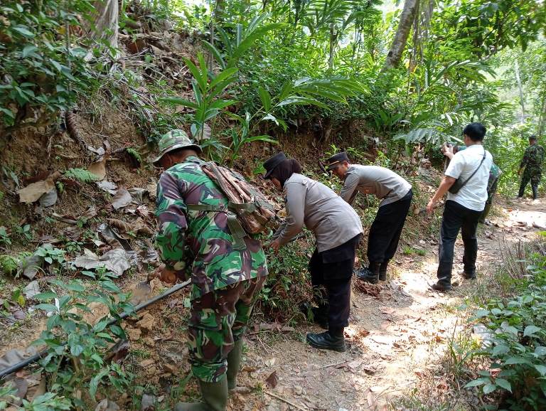 TNI-Polri Trenggalek Olor Selang 2 Km untuk Penuhi Kebutuhan Air