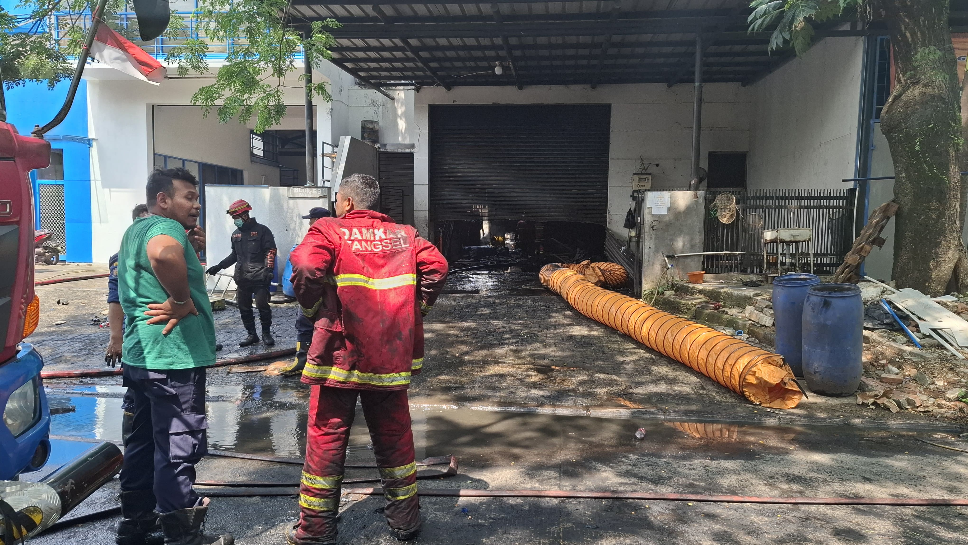 Kebakaran Melanda Pabrik Oli di Tangsel, Ada Ledakan Bahan Kimia