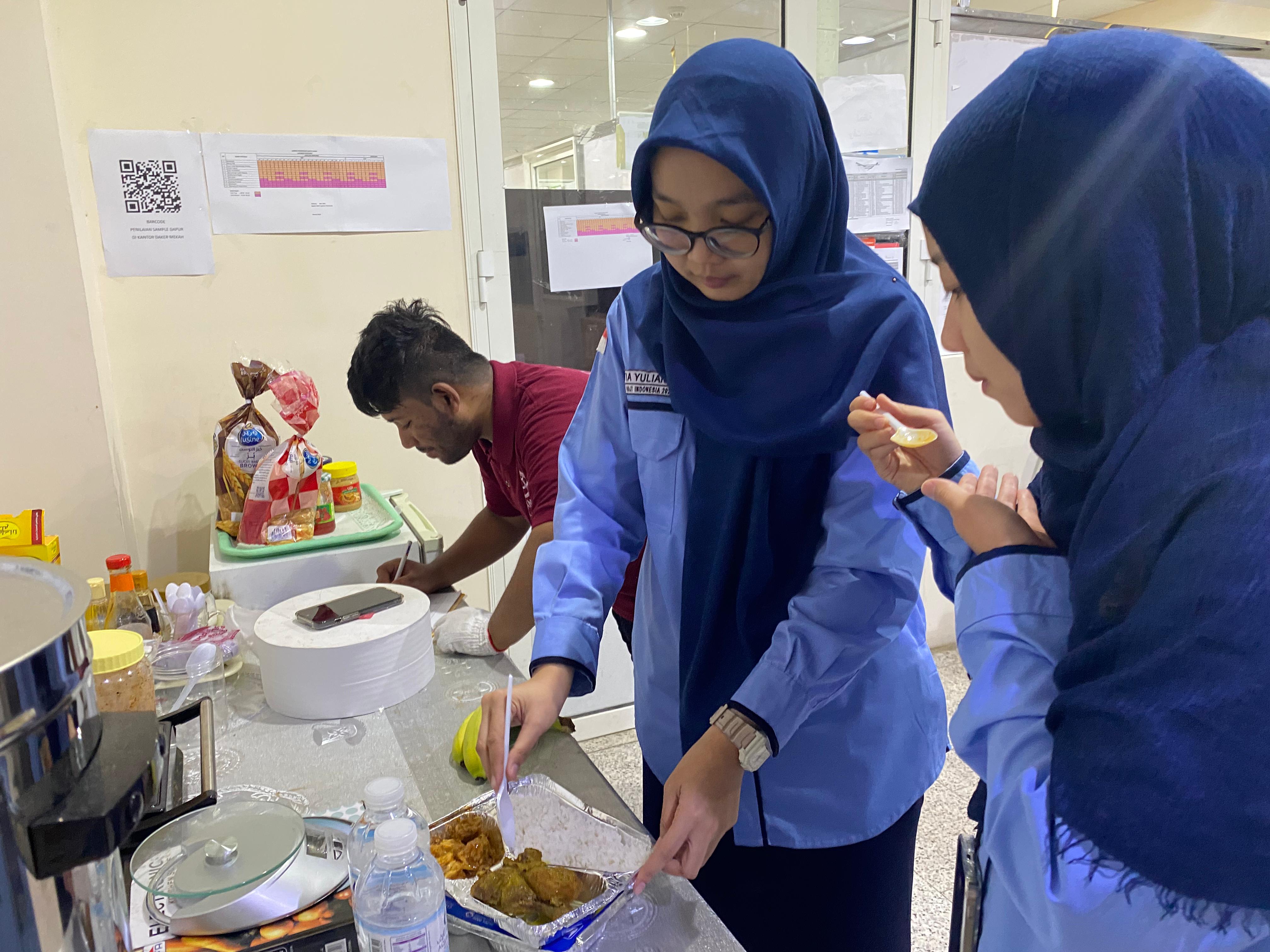 Laporan Haji dari Makkah: Jaga Kualitas Makanan Jamaah, Bisa Cicipi Ratusan Kali Tiap Hari