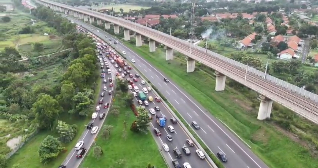 GT Cikunir 6 Diserbu! Lonjakan Kendaraan Tembus 118% Usai Libur Waisak