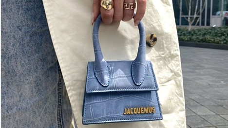 Tren Fashion Gaya Simpel dan Chic dengan Tas Mini