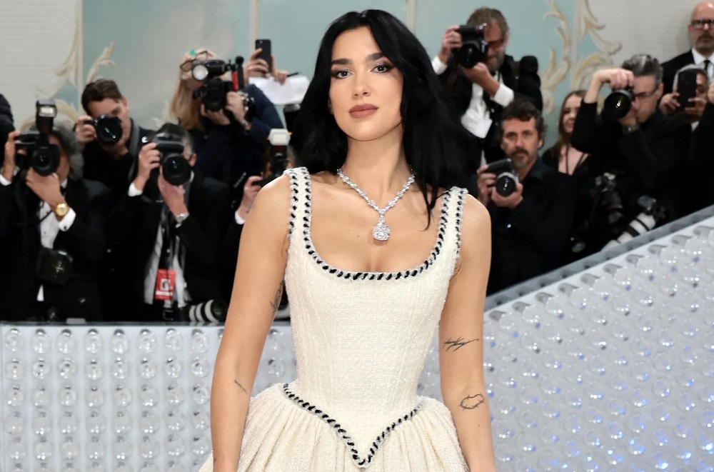 Memukau di Met Gala 2023, Dua Lipa Pakai Kalung Berlian 100 Karat