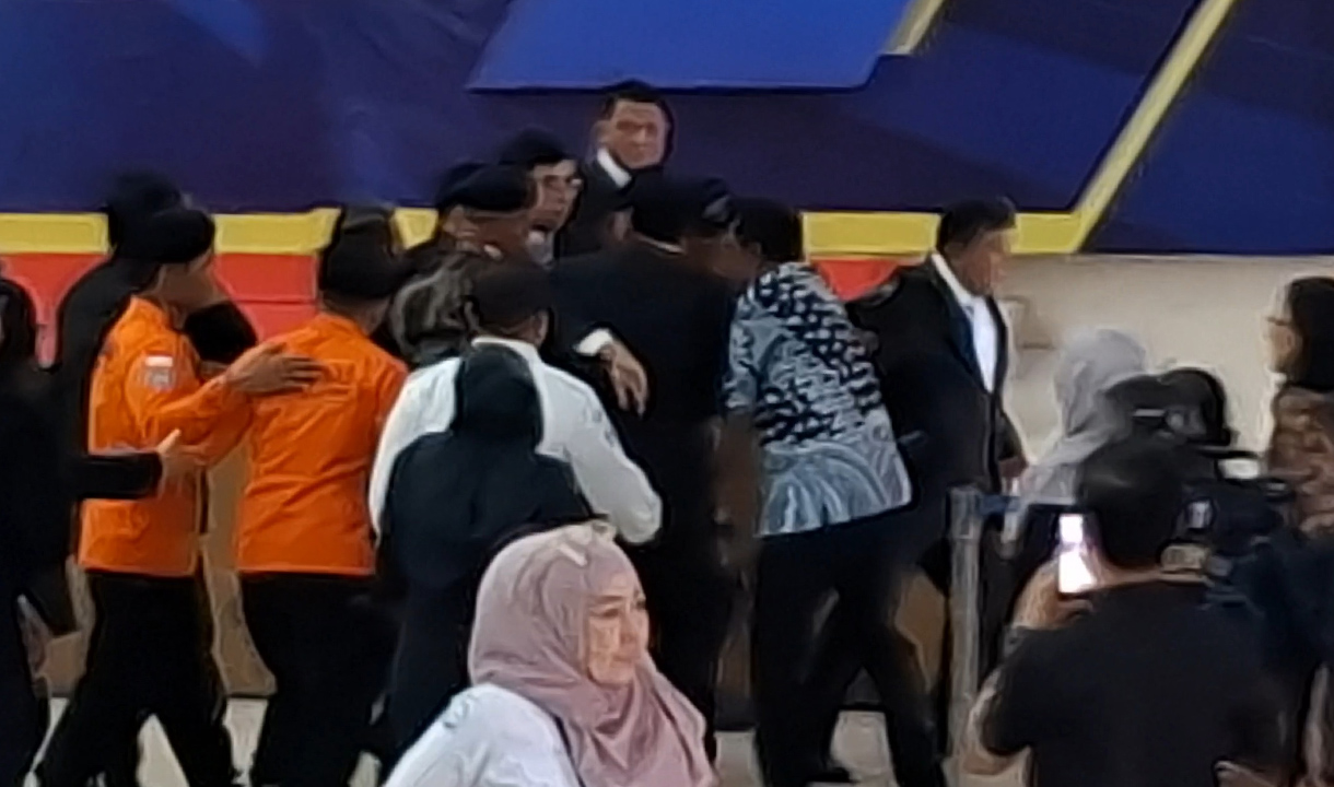 Breaking News! Menteri KKP Sakti Wahyu Trenggono Pingsan saat Upacara Pemakaman Korban Pesawat ATR 42-500