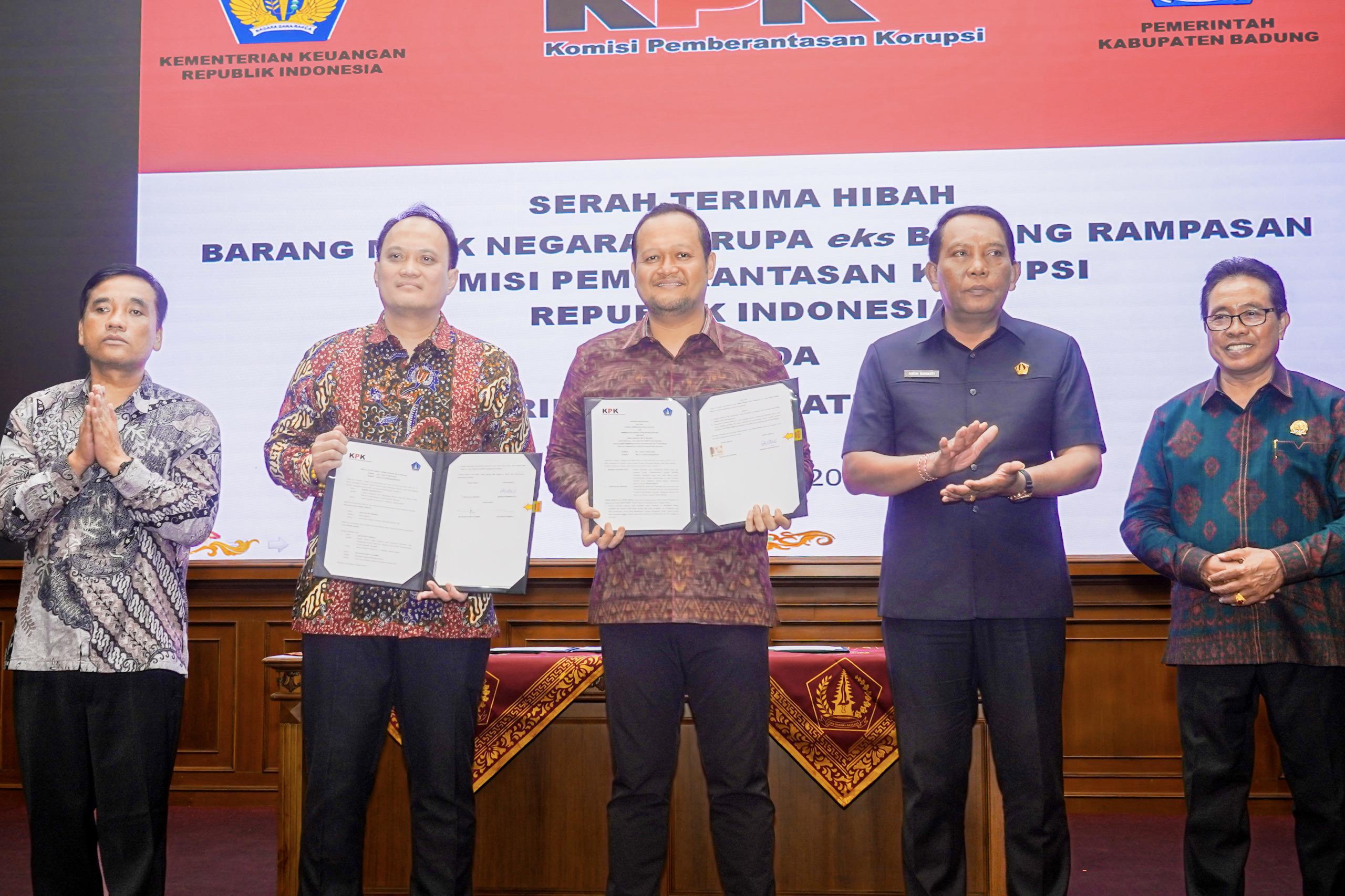 KPK Serahkan Bidang Tanah Hasil Rampasan Perkara Korupsi Senilai Rp 26,7 Miliar ke Pemkab Badung