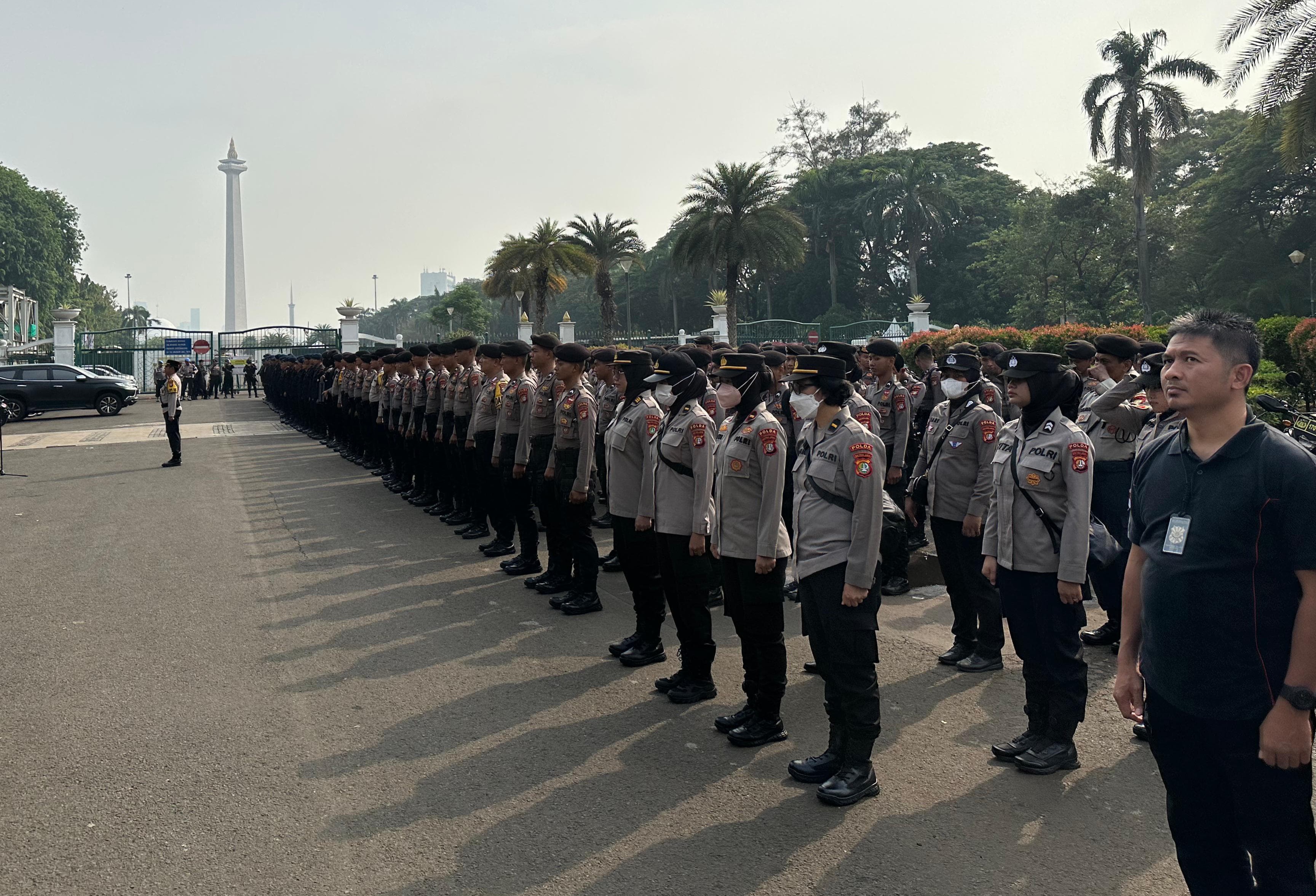 1.270 Polisi Amankan Demo Buruh di Patung Kuda Tuntut Omnibus Law Dicabut