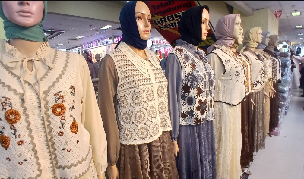 Nyaman tapi Tetap Modis, Rompi dan Cardigan Rajut Naik Daun Jelang Ramadan