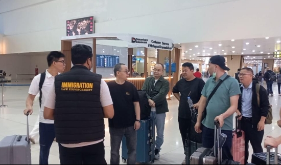 Imigrasi Surabaya Deportasi 8 WNA Tiongkok Pekerja Ilegal