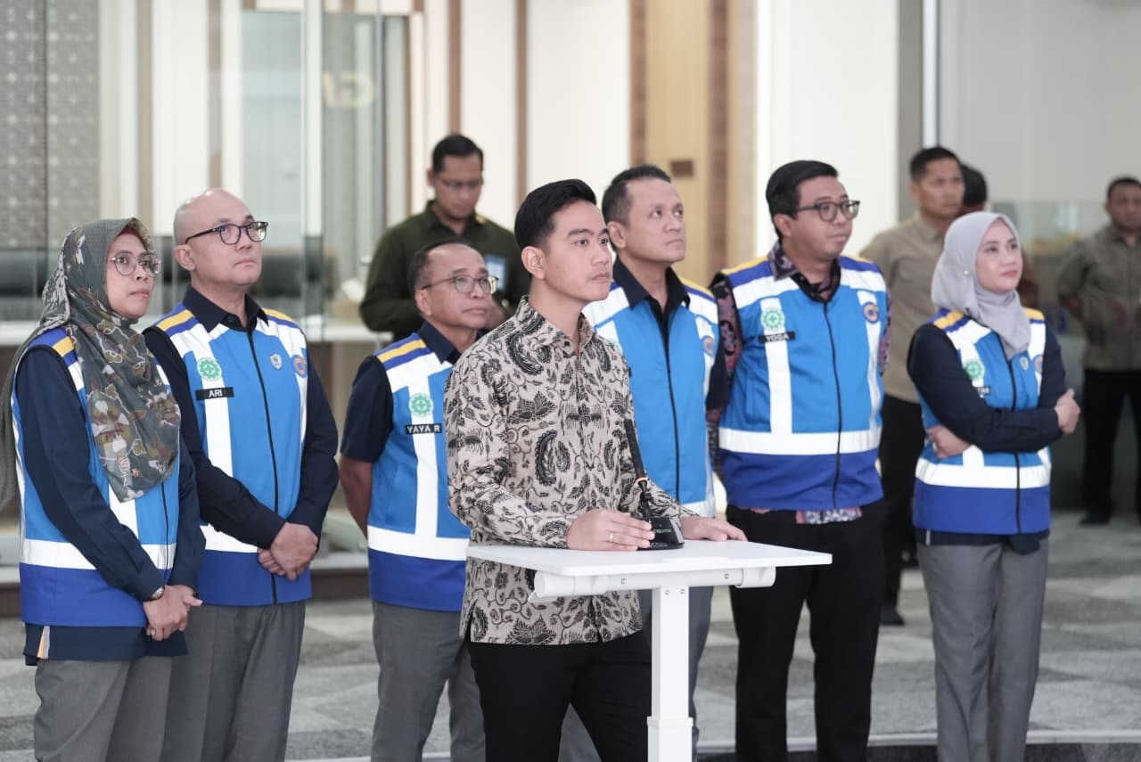 Momen Gibran Cek 'Dapur' Kendali Arus Mudik Nyepi dan Lebaran 2026 di JMTC Bekasi