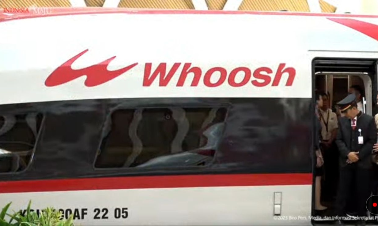 Resmikan Kereta Cepat, Jokowi Ganti Kata Handal dalam Akronim WHOOSH Menjadi Hebat