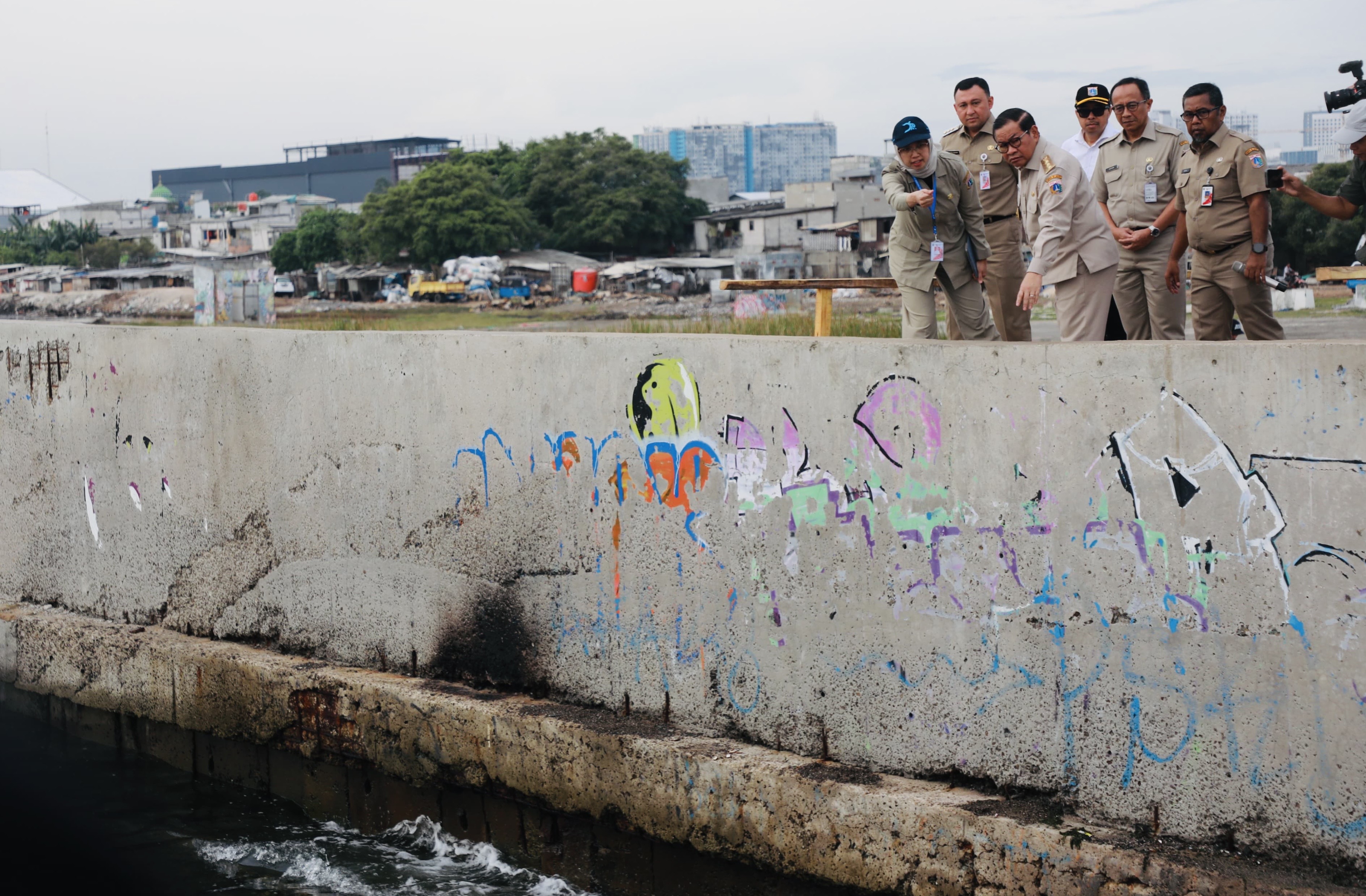 Pramono Pastikan Tanggul Muara Baru yang Bocor Sudah Ditambal: Bukan Pakai Karung!