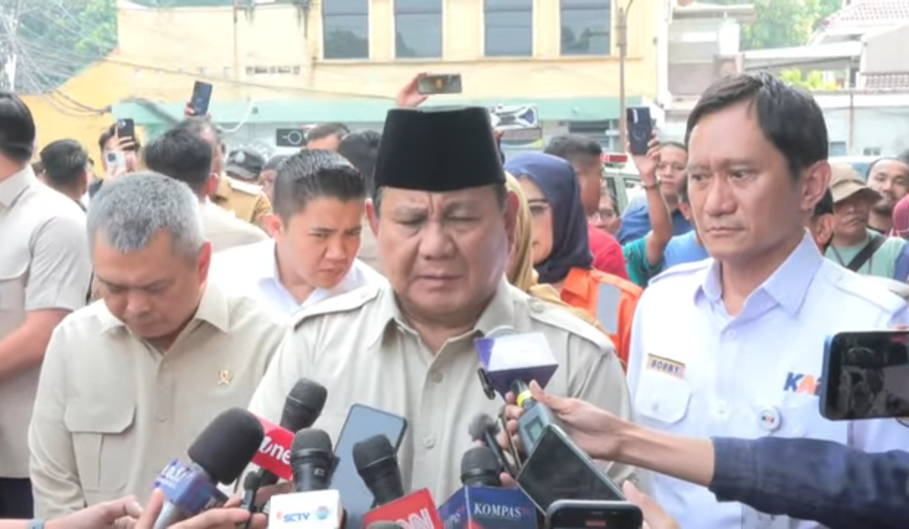 Prabowo Subianto Temui Korban Kecelakaan Kereta di Bekasi
